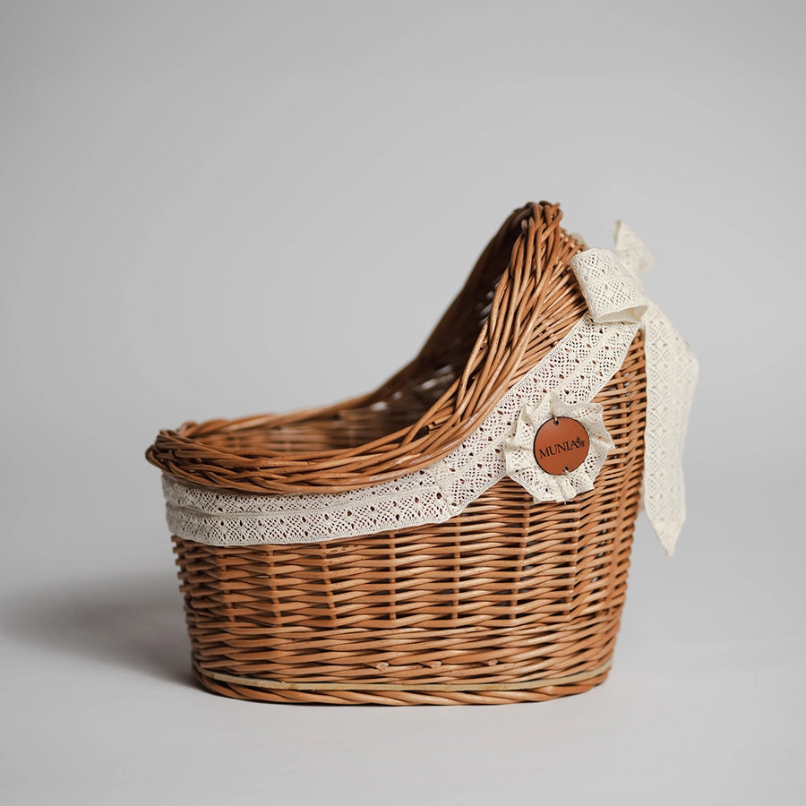 koszyczek prezentowy na baby shower z ubrankami niemowlęcymi w stylu boho - body z krótkim i długim rękawem oraz bawełniana czapeczka.