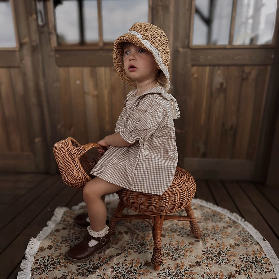 Wiklinowy stołek dla dzieci w wybielanym kolorze, elegancki i lekki, idealny do pokoju dziecięcego lub stylu boho.