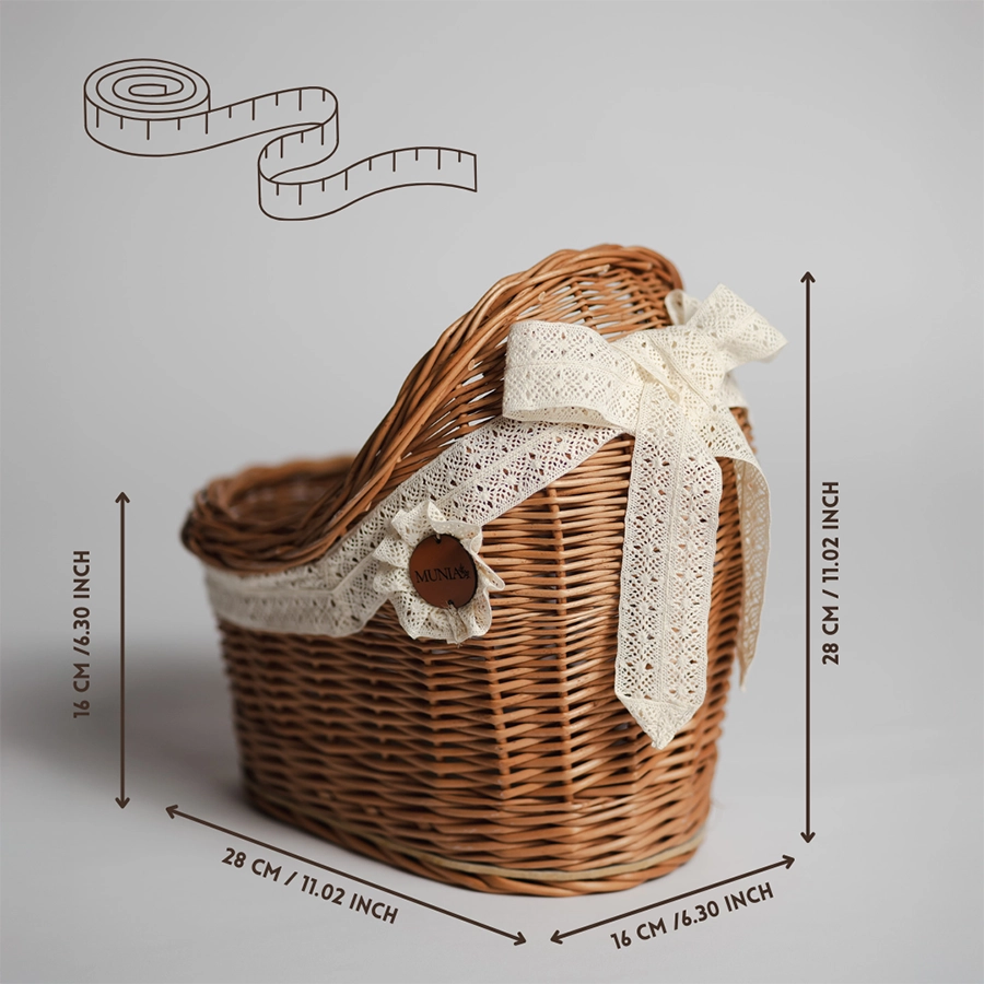 koszyczek prezentowy na baby shower z ubrankami niemowlęcymi w stylu boho - body z krótkim i długim rękawem oraz bawełniana czapeczka.