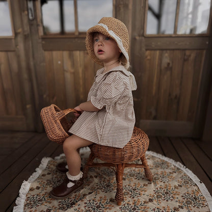 Wiklinowy stołek dla dzieci w wybielanym kolorze, elegancki i lekki, idealny do pokoju dziecięcego lub stylu boho.